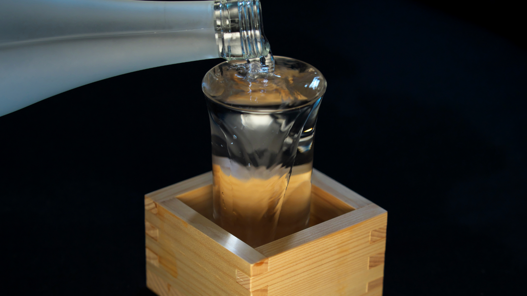 Mokkiri: cos’è e perché il sake viene servito fino a traboccare