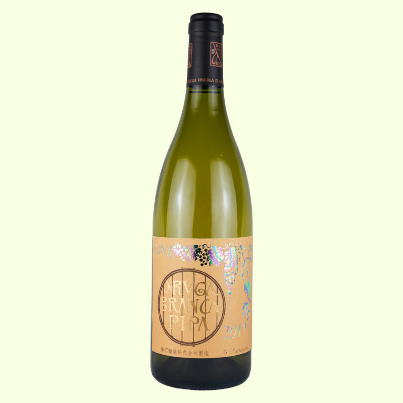Una bottiglia di vino bianco giapponese, di Katsunuma Jyozo, prodotto con uva Koshu chiamata Aruga Branca Pipa