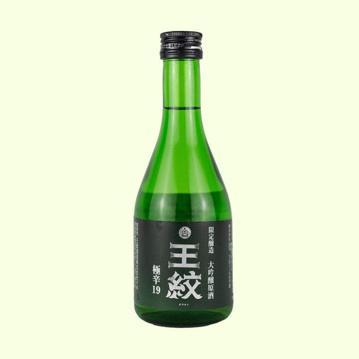 Una bottiglia di Ohmon Extra Dry Daiginjo da 300 ml